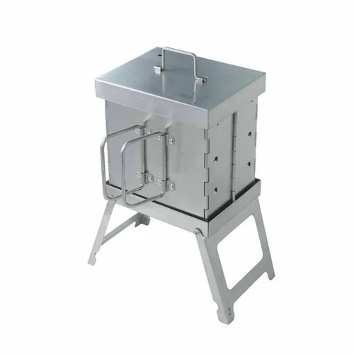 Winnerwell Flat Smoker, Räucherofen aus Edelstahl mit Deckel, Seitengriff und ausklappbaren Beinen, schräg von vorne