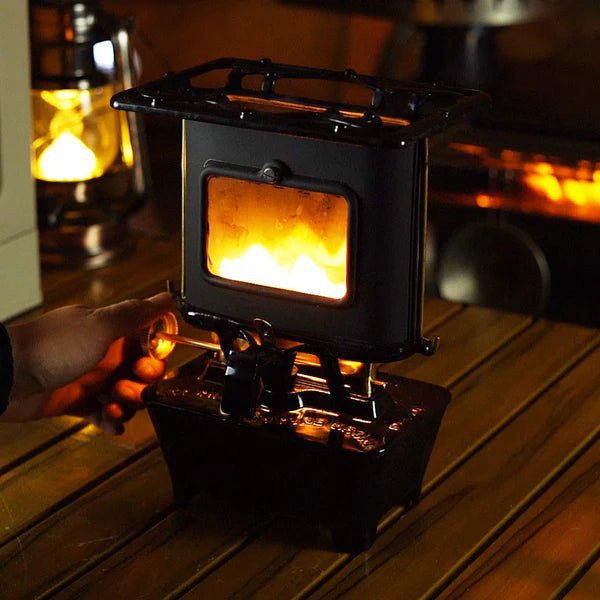 Winnerwell Iron Camping Cooker Stove brennend auf einem Holztisch, Flammen hinter dem Fenster