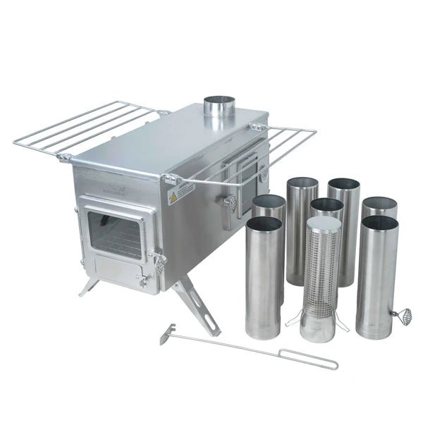 Winnerwell Ovenstove mit ausgeklappten Seitenablagen neben losen Schornsteinrohren und einem Schürhaken