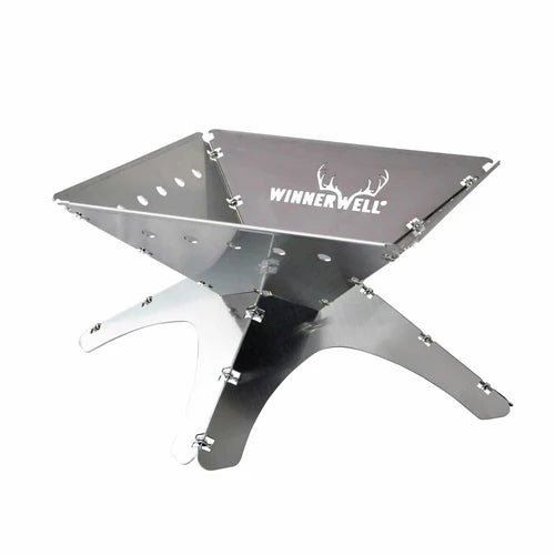Winnerwell Flache Feuerschale aus der Nähe mit großem Logo auf der Wand und glatten Beinen