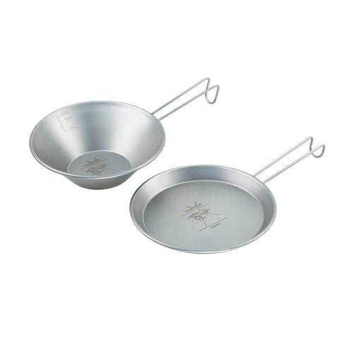 Winnerwell Sierra Cup Schale und Teller nebeneinander, schräg von oben mit Logo auf dem Boden