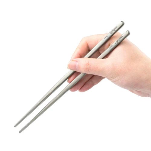 Winnerwell Titan-Essstäbchen in einer Hand gehalten