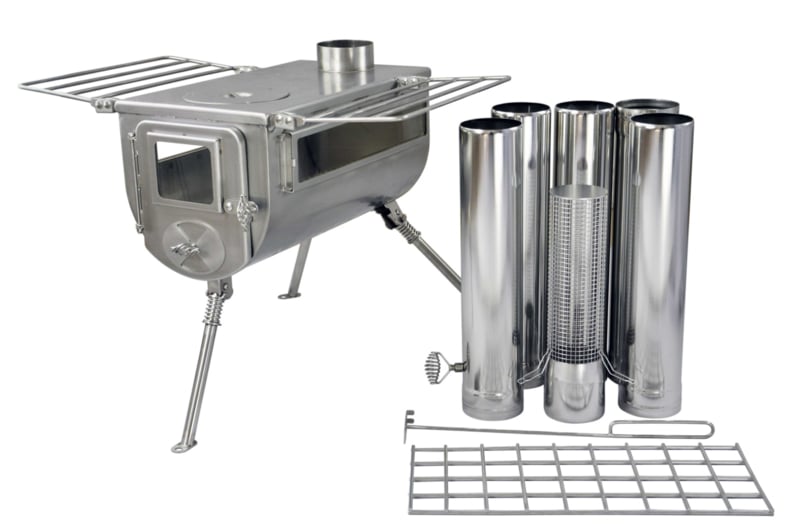 Winnerwell Woodlander Double View neben fünf Schornsteinrohren und einem Grillrost