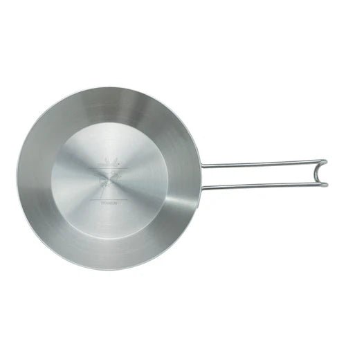 Winnerwell Titanium Deep Skillet senkrecht von oben mit dem Pfannenboden und dem Drahtstiel