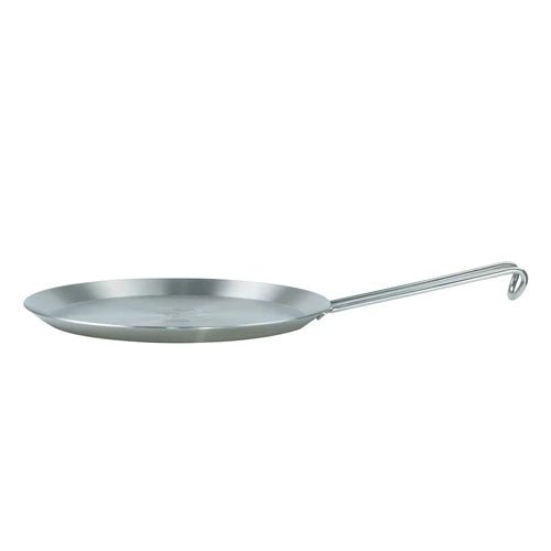 Winnerwell Titanium Frying Pan von der Seite mit niedrigem Rand und einem Haken am Stiel