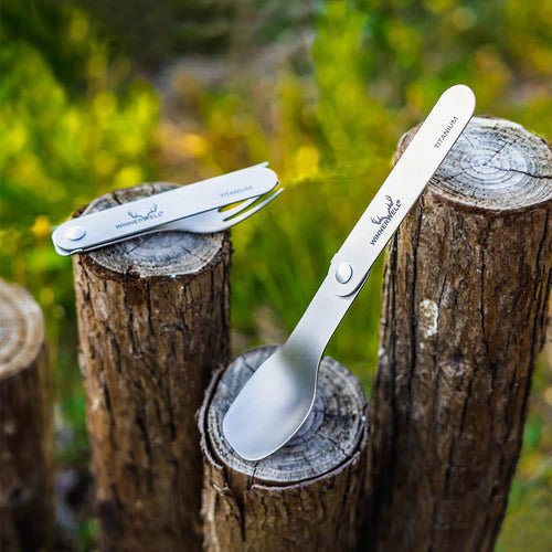 Winnerwell Titan Gabel und Löffel draußen auf Holzpfählen im Grünen