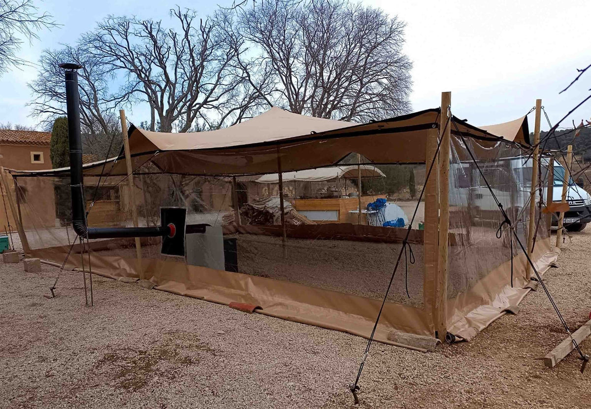 CanvasCamp Seitenwand Stretch Tent Q2/Q3 mit Netz und beigem Rand rund um ein Zelt auf Kies