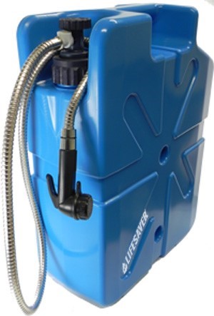 Lifesaver Jerrycan Duschaufsatz an einem blauen Kanister montiert, mit Schlauch und Duschkopf