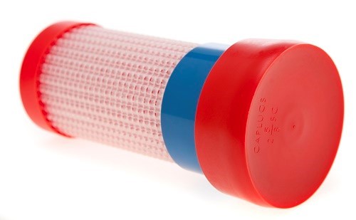 Lifesaver Cube Ersatzkartusche ausgepackt, rot mit blauem Band und weißem Filtergewebe