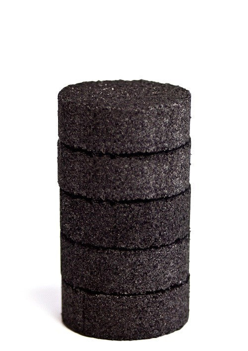 Lifesaver Jerrycan Active Carbon Discs, Stapel aus fünf schwarzen Aktivkohlescheiben