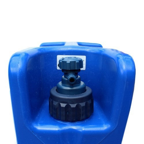 Lifesaver Jerrycan Ersatzhahn an einem blauen Kanister, mit Drehknopf und Auslauf