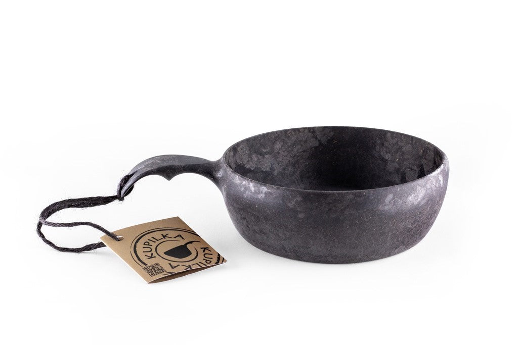 Kupilka 55 Bowl in Schwarz von der Seite, Schale mit Griff, schwarzer Kordel und Anhänger