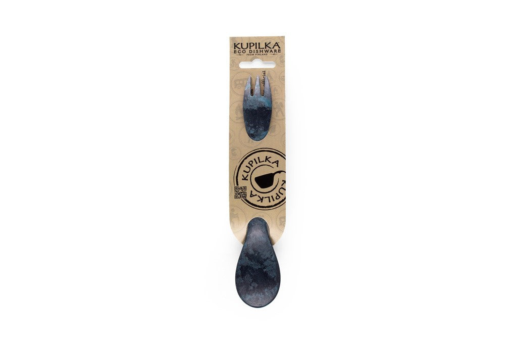 Kupilka Spork in Blau auf einer Kartonkarte mit Kupilka Logo