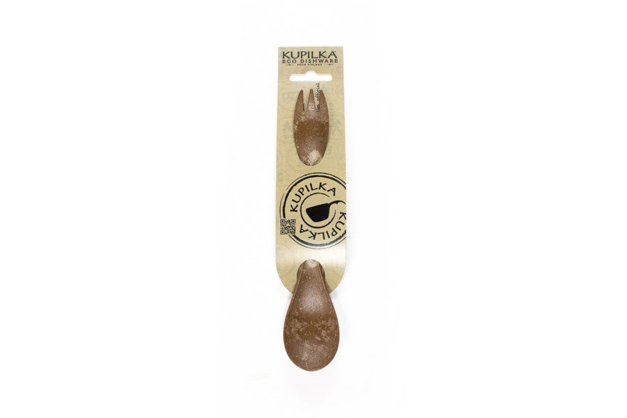 Kupilka Spork in Naturbraun, Löffel und Gabel in einem, auf einer Kartonkarte mit Logo