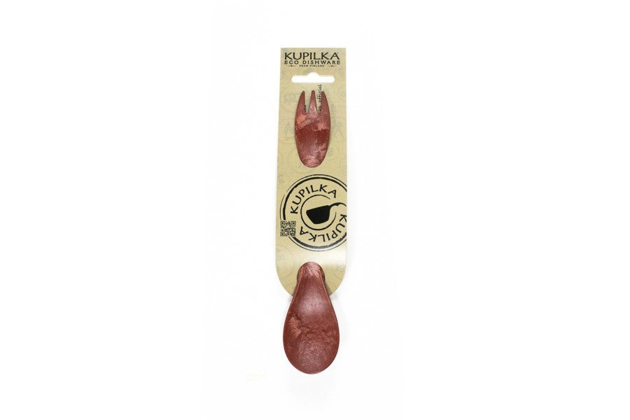 Kupilka Spork in Rot auf einer Kartonkarte mit Kupilka Logo