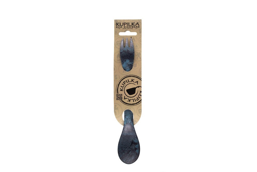 Kupilka Spork in Blau in der Verpackung, mit Gabel oben und Löffel unten