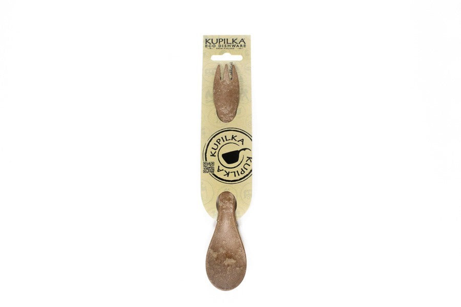 Kupilka Spork in Naturbraun in der Verpackung, mit der Löffelseite unten