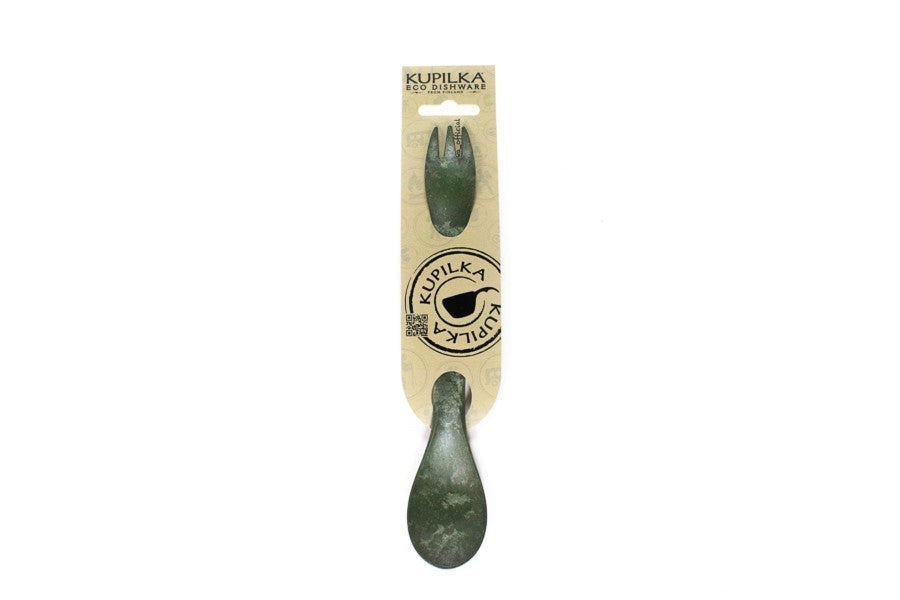 Kupilka Spork in Grün in der Verpackung, Gabelseite oben und Löffelseite unten