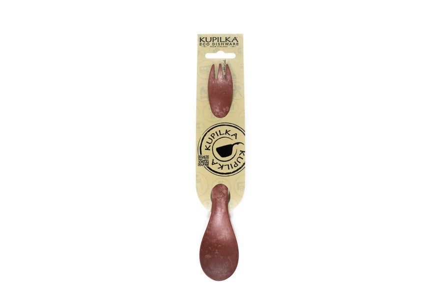 Kupilka Spork in Rot in der Verpackung, mit Gabel oben und Löffel unten