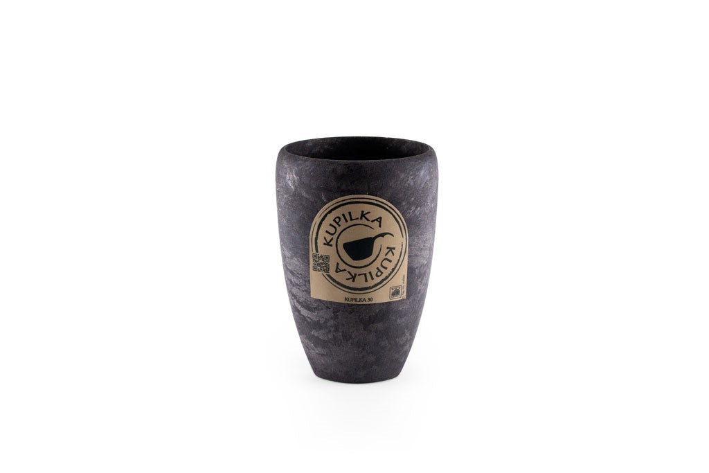 Kupilka 30 Coffee Go Cup in Schwarz mit dem runden Kupilka Etikett auf der Vorderseite