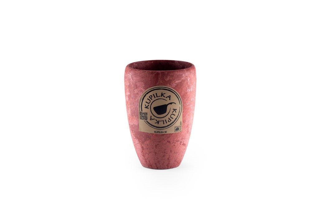 Kupilka 30 Coffee Go Cup in Rot mit dem runden Kupilka Etikett auf der Vorderseite