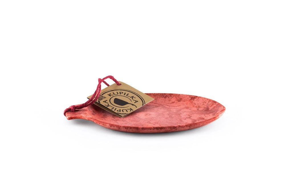 Kupilka 14 Small Teller in Rot mit roter Schlaufe und Papp-Etikett, von der Seite gesehen