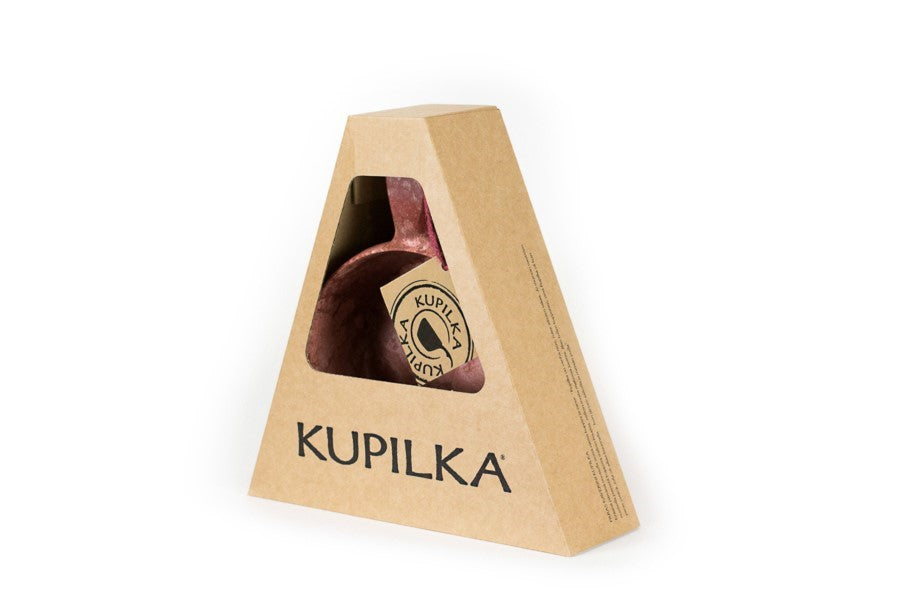 Kupilka 55 Bowl in Rot in der dreieckigen Kartonverpackung mit Sichtfenster