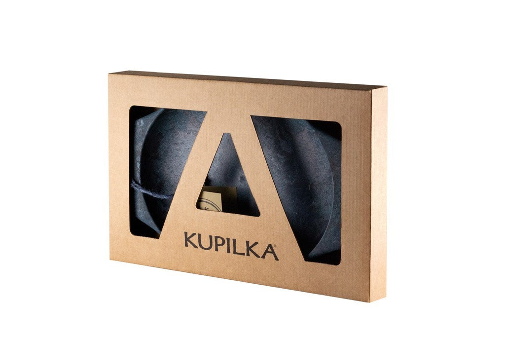 Kupilka 44 Teller in Dunkelblau in der Kartonverpackung mit Kupilka Logo