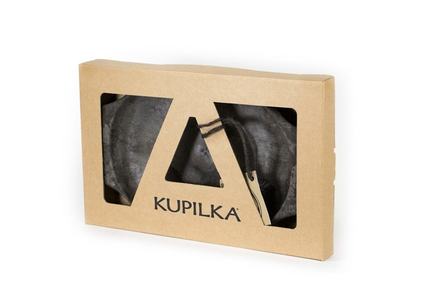 Kupilka 44 Teller in Schwarz in der Kartonverpackung mit Sichtfenster
