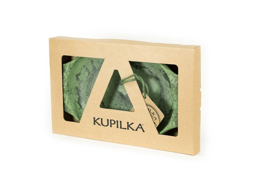 Kupilka 44 Teller in Grün in der Kartonverpackung mit dreieckigem Sichtfenster