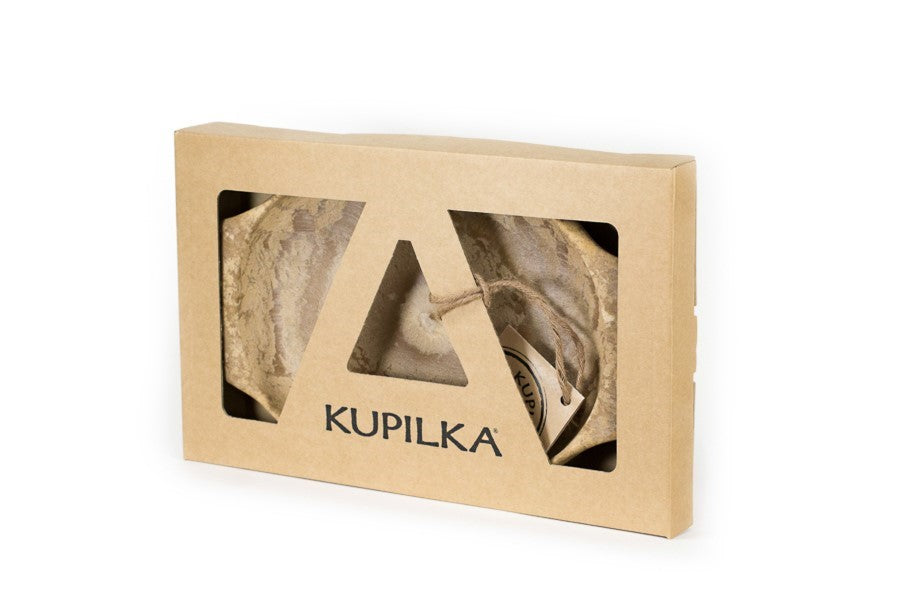 Kupilka 44 Teller in Naturbraun in einer Kartonverpackung mit Sichtfenster und Kupilka Logo