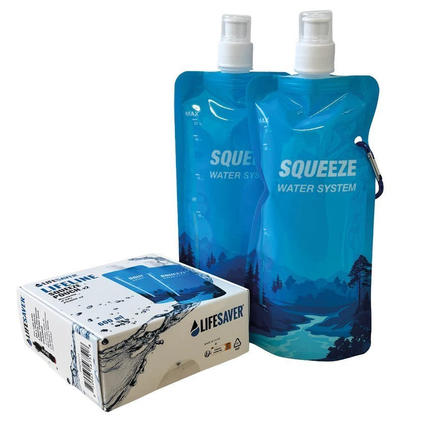 Lifesaver Lifeline Squeeze Pouch, zwei blaue faltbare Trinkbeutel mit weißem Deckel neben der Schachtel