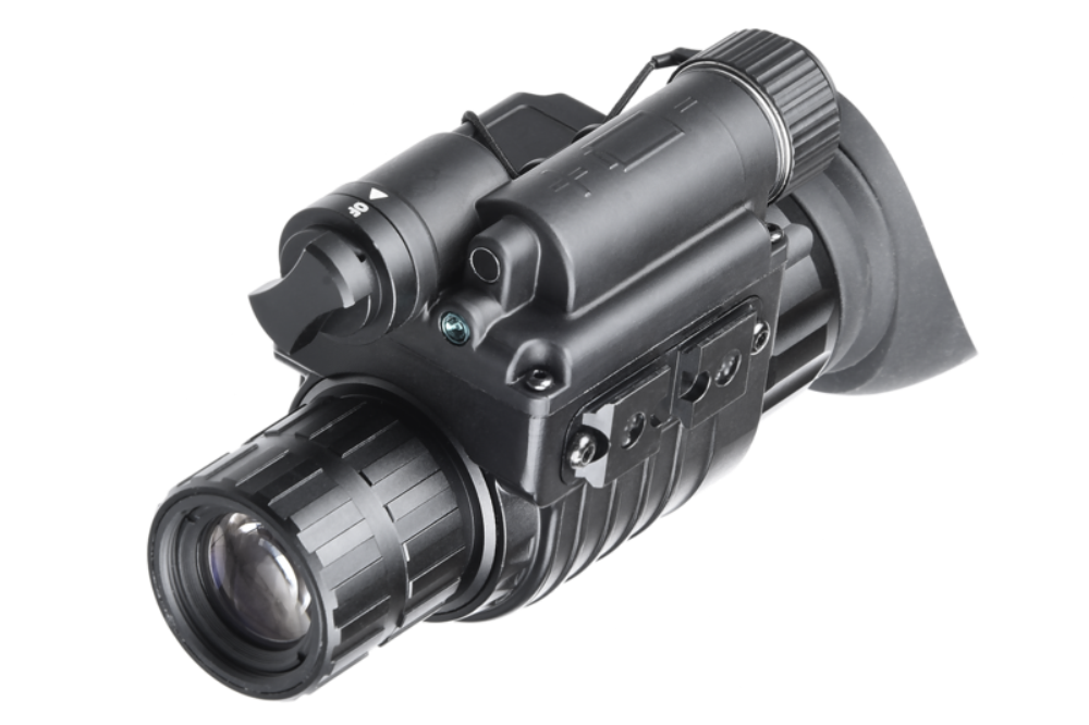 AGM Wolf-14 NL1 monokulares Nachtsichtgerät in Schwarz, schräg von links vorne mit Objektiv und Augenmuschel