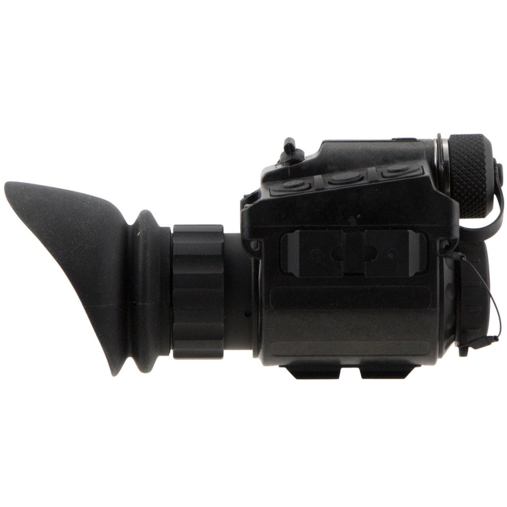 FLIR Breach PTQ136 von der Seite mit großer Gummiaugenmuschel und Montageschiene