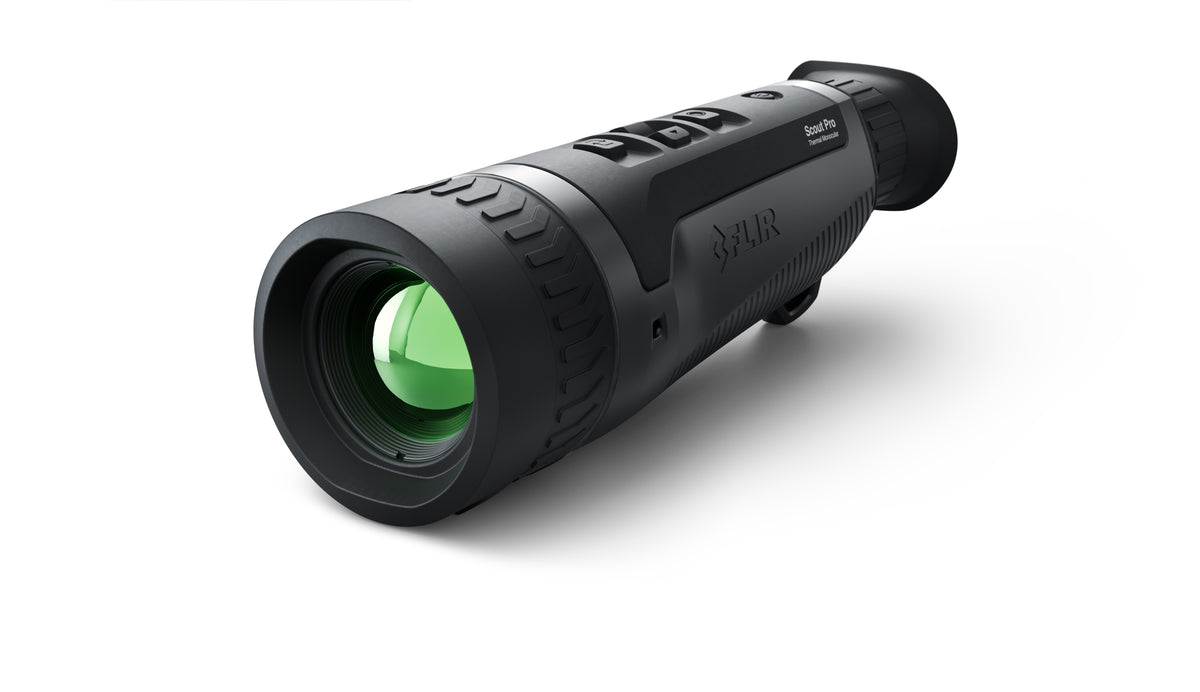 FLIR Scout Pro II Wärmebildkamera, schwarzes Monokular schräg von vorne mit grün glänzender Linse