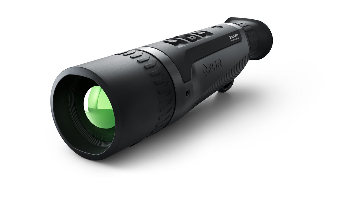 FLIR Scout Pro III Wärmebildkamera, schwarzes Monokular schräg von vorne mit grün glänzender Linse