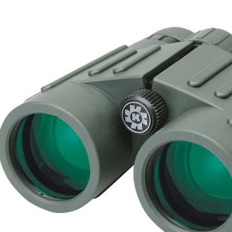 Konus Emperor 8x42, Fokussierrad mit Konus Logo zwischen den Objektivlinsen in Nahaufnahme