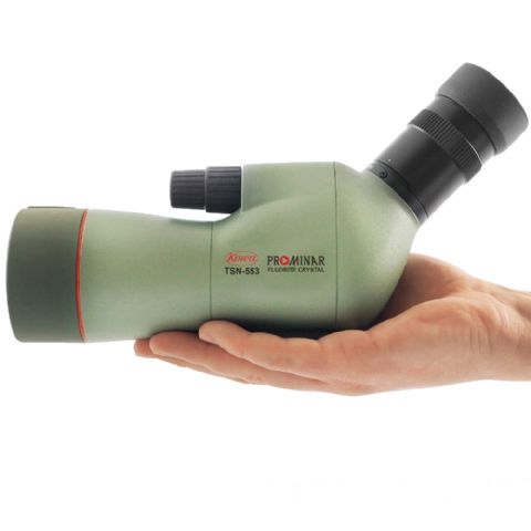 Kowa TSN-553 Prominar Spektiv auf einer offenen Hand liegend, von der Seite gesehen