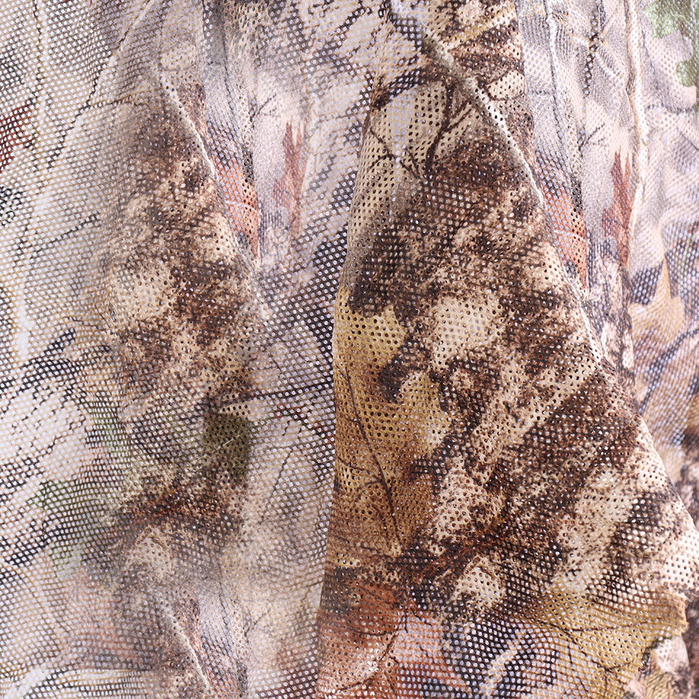 Outdoor Club Tarnnetz Brown Forest, Detail des Netzgewebes mit braunem Waldmuster