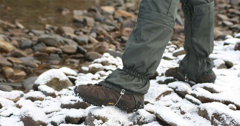 Stealth Gear Gamaschen über Wanderschuhen getragen, beim Gehen durch den Schnee