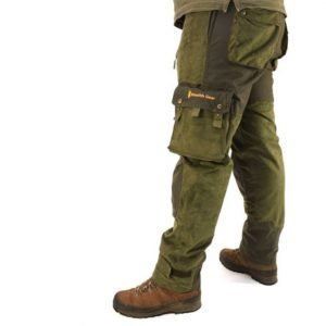 Stealth Gear Hose 2N von der Seite getragen, mit der Beintasche mit Logo auf der Klappe