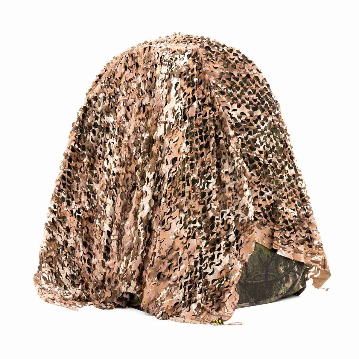 Buteo 3D Leafs Tarnnetz Braun über ein Objekt drapiert, darunter grünes Tarnmuster