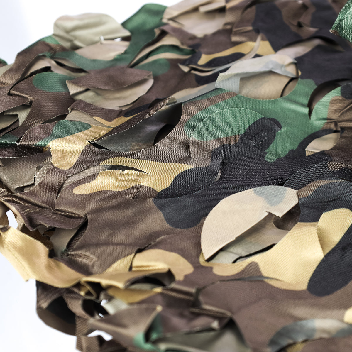 Buteo 3D Leafs Tarnnetz Woodland, Detail der Blattschicht mit schwarzen und grünen Flecken