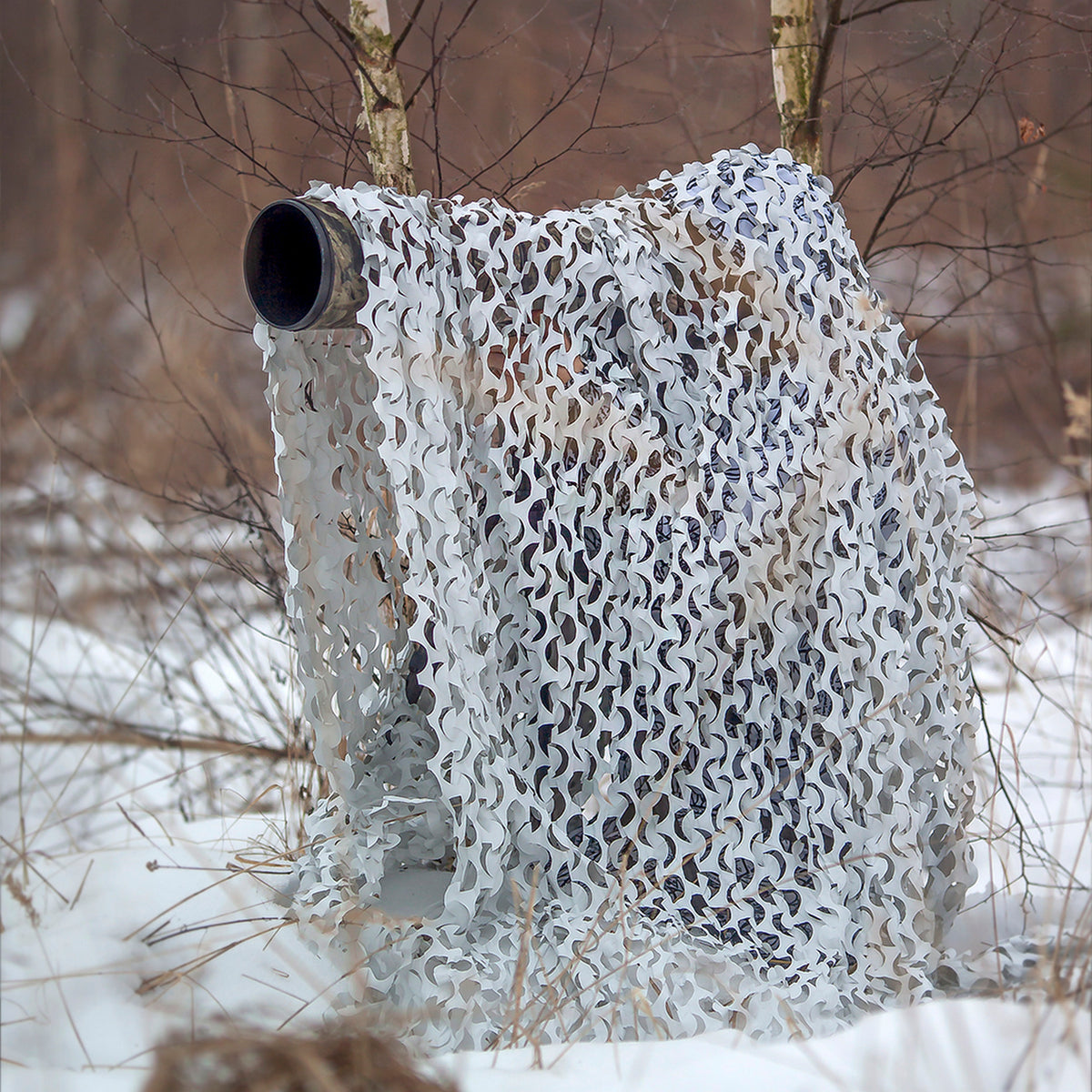 Buteo 3D Leafs Tarnnetz Schnee über einem Objektiv in einem verschneiten Wald zwischen Birken