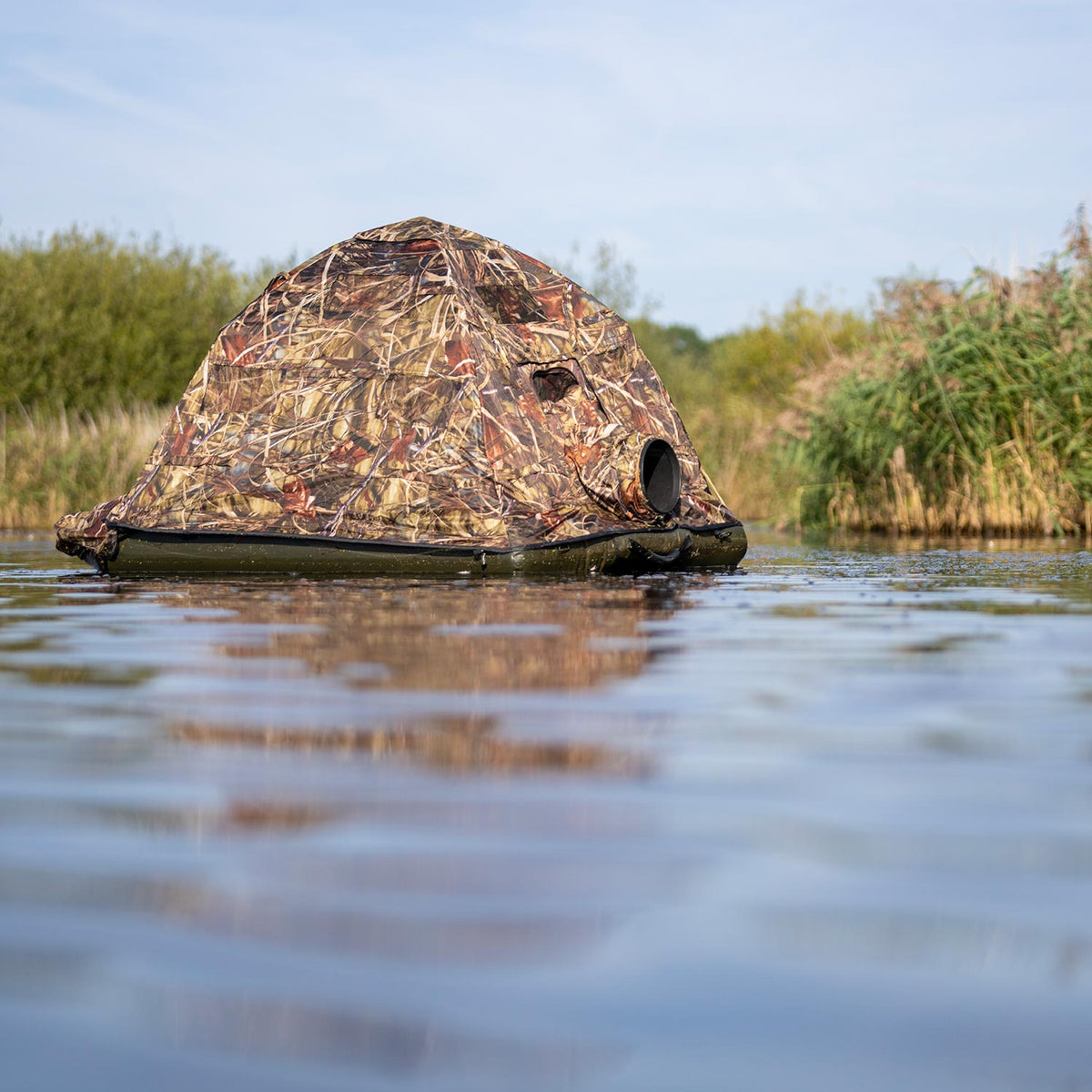 Buteo Schwimmtarnzelt Grebe auf dem Wasser treibend, Objektivöffnung nach vorn, dicht an der Wasseroberfläche