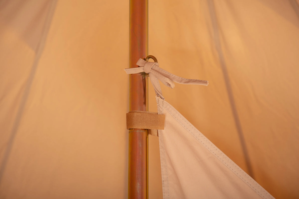 CanvasCamp Sibley Bell Tent Trennwand mit einer Schlaufe an der Mittelstange festgebunden