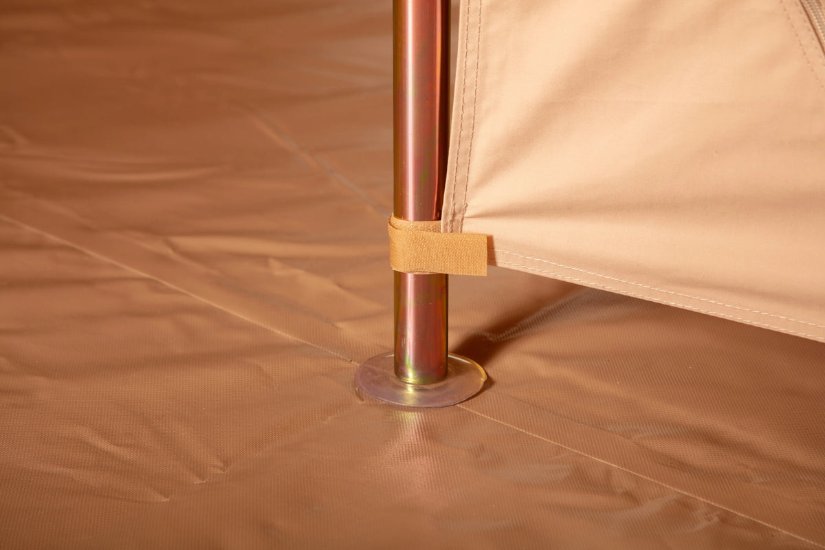 CanvasCamp Sibley Bell Tent Trennwand mit einem kleinen Band um den Fuß der Mittelstange