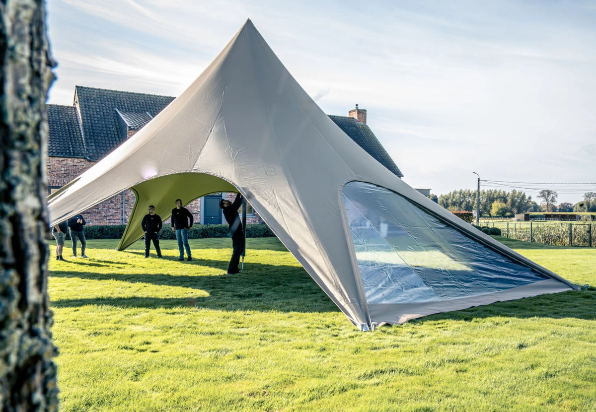 CanvasCamp StarShade Pro geschlossene Seitenwand, transparente Wand an einem taupefarbenen Zelt im Gras