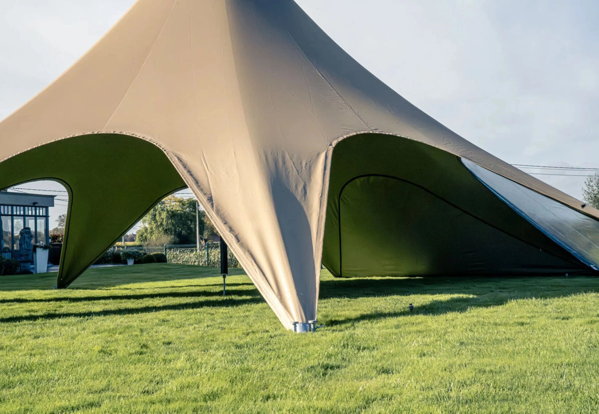 CanvasCamp StarShade Pro mit geschlossener Seitenwand rechts, taupefarbenes Zelt auf einer Wiese