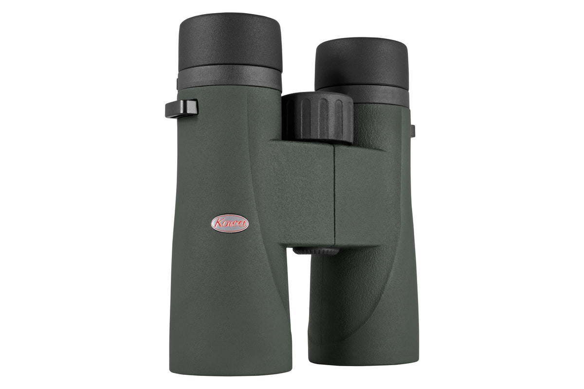Kowa SVIII 10x42 aufrecht, schräg von der Seite mit dem Fokussierrad und Kowa-Logo